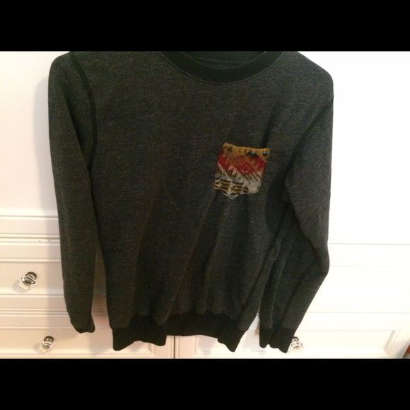 Trendy grey pullover with patterned patch!