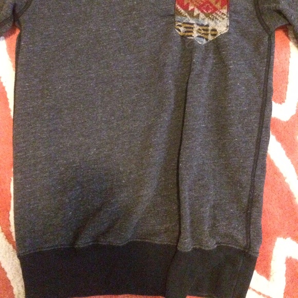 Trendy grey pullover with patterned patch! - Picture 4 of 4