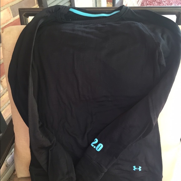 Under Armour Base 2.0 Top Fitted with thumb holes.