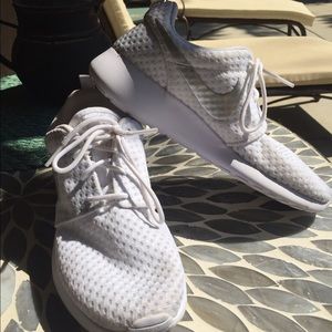 White women's nike roshe