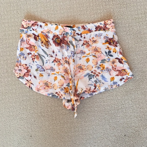 Kendall & Kylie printed floral shorts - Picture 1 of 2