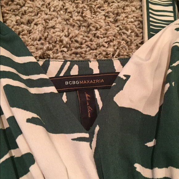 BCBG stretch top GREEN - Picture 2 of 3