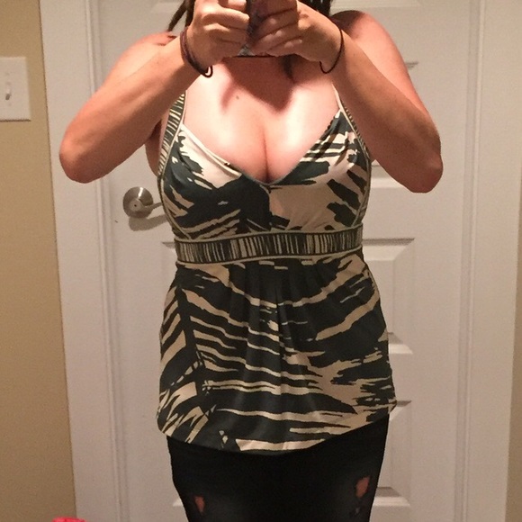 BCBG stretch top GREEN - Picture 3 of 3