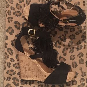 Black fringe wedge