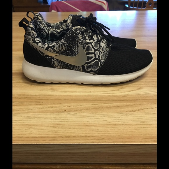 NIKE ROSHES