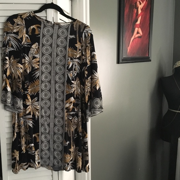 Tropical dress, with trumpet sleeves.