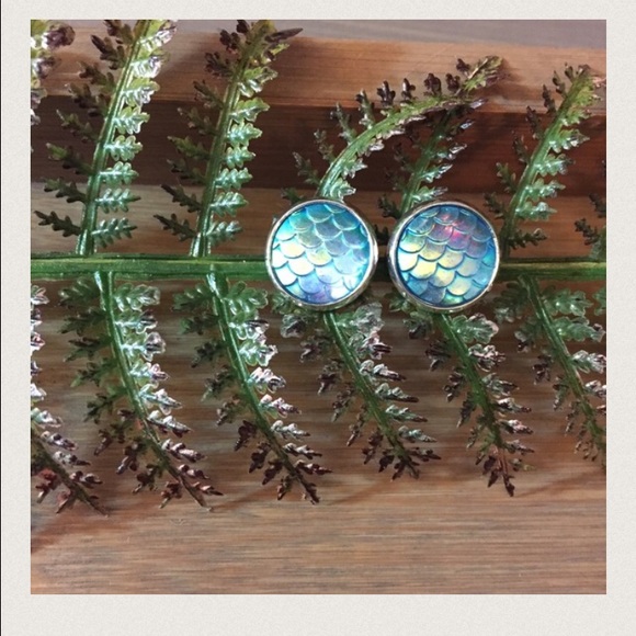 ❗️one left❗️Mermaid Scale Earrings - Picture 3 of 4