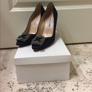 Used Manolo Blahnik Hangisi crystal navy pumps