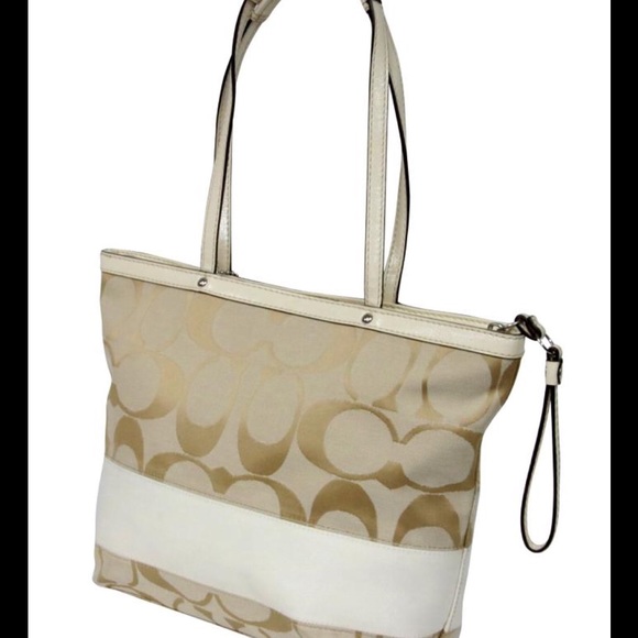 ❌Sold❌SOLD❌SOLD❌Coach Signature Shoulder Bag - Picture 2 of 4