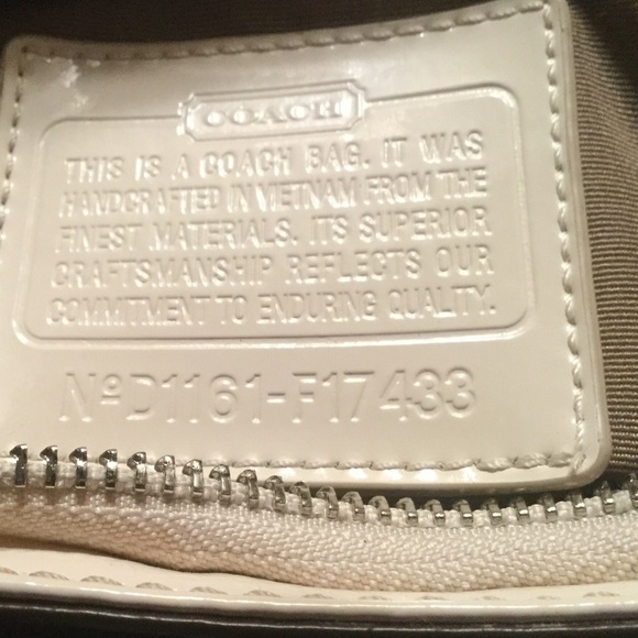 ❌Sold❌SOLD❌SOLD❌Coach Signature Shoulder Bag - Picture 3 of 4