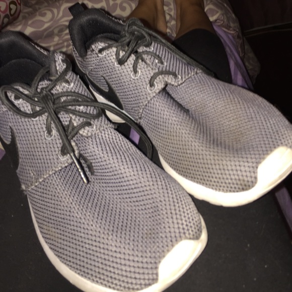 Nike Shoes - Grey and black mesh Roshes size 6-7 (fits both)✨