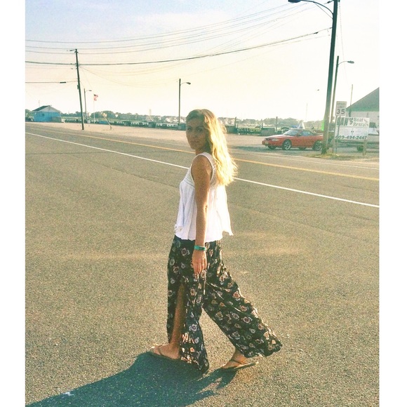 I'm back! 🌻 Adding more stock to my closet tmrw! - Picture 1 of 4