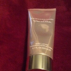 Oscar de la Renta Extraordinary lotion