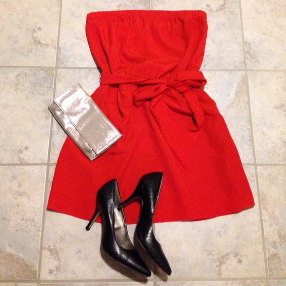 Express Dresses & Skirts - Sexy Express Red Dress with Pockets!! 💃🏽