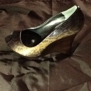 Carlos Santana heals size 8.5 medium