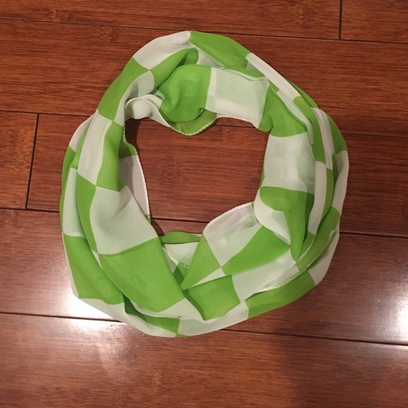 Green and white checkered scarf - Picture 1 of 2