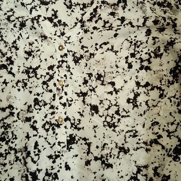 🔴SOLD On Merc🔴 Flowey High Low Shirt - Picture 2 of 2