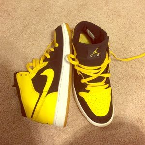 Air Jordan 1 black and yellow. 7 Men's/9 women's.