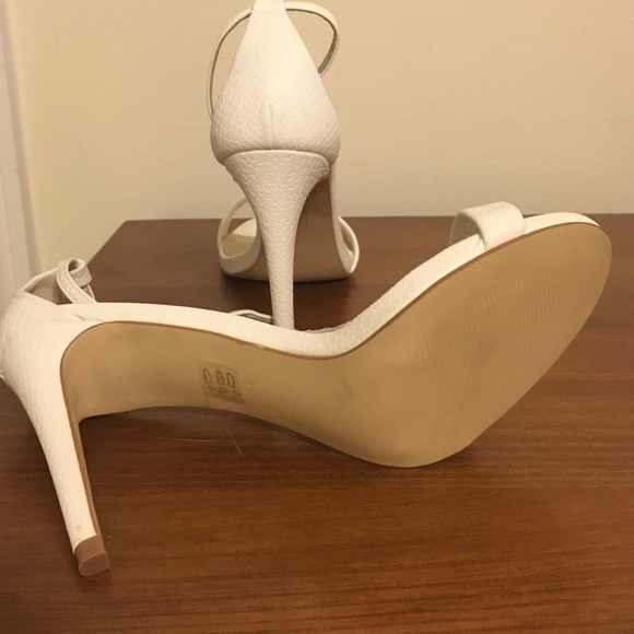 NWT Steve Madden "Stecy" White Sandals Size 8.5 - Picture 2 of 4