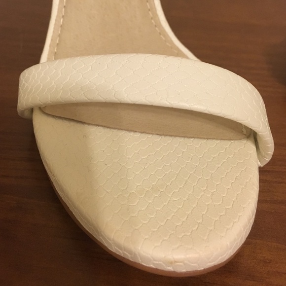 NWT Steve Madden "Stecy" White Sandals Size 8.5 - Picture 4 of 4