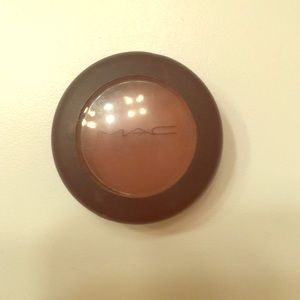 MAC eye shadow in Swiss chocolate
