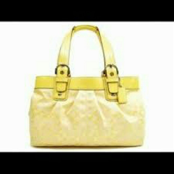 Beautiful yellow coach bag. Perefrect for summer!!