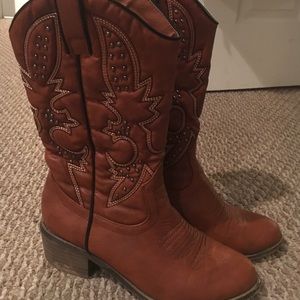 Brown cowgirl boots