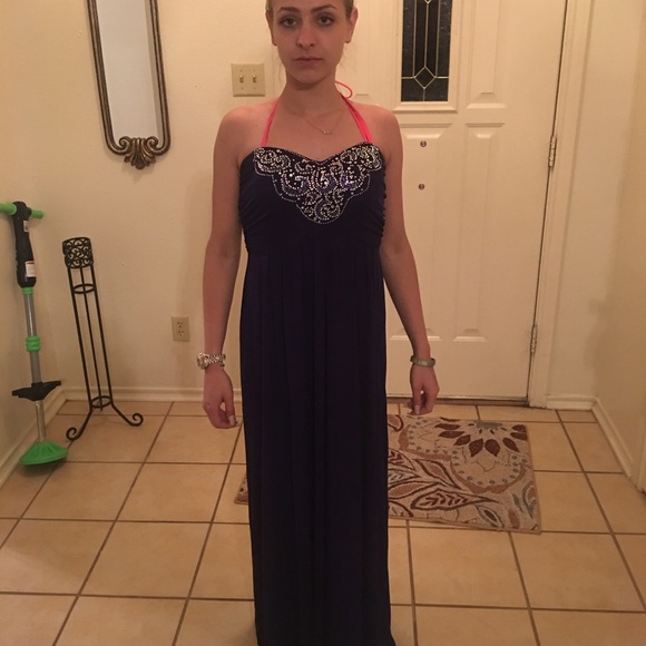 Formal dresses - Picture 2 of 2