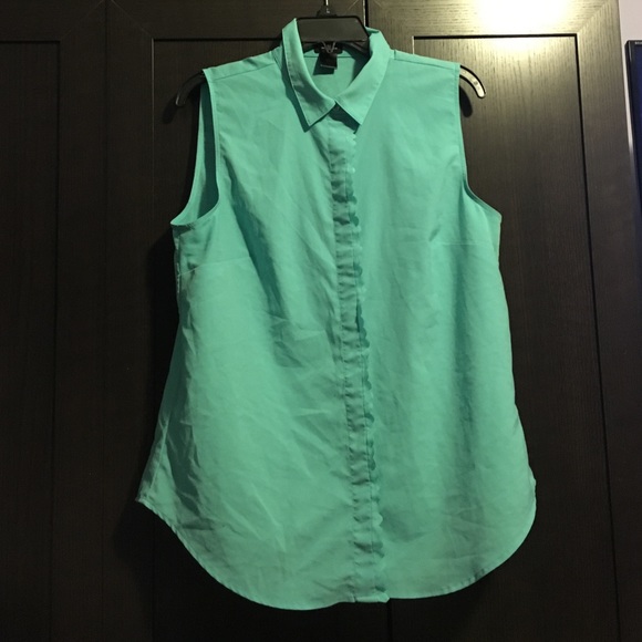 Sleeveless Ann Taylor button down blouse !