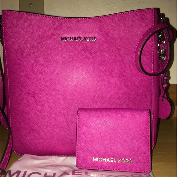 MICHAEL Michael Kors Handbags - NWOT Michael Kors Messenger & Flip Card Wallet