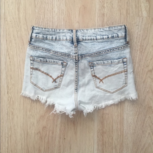 Bullhead | high waisted distressed shorts - Picture 2 of 4