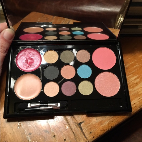 "Love Me" Essentials Face Color Kit.
