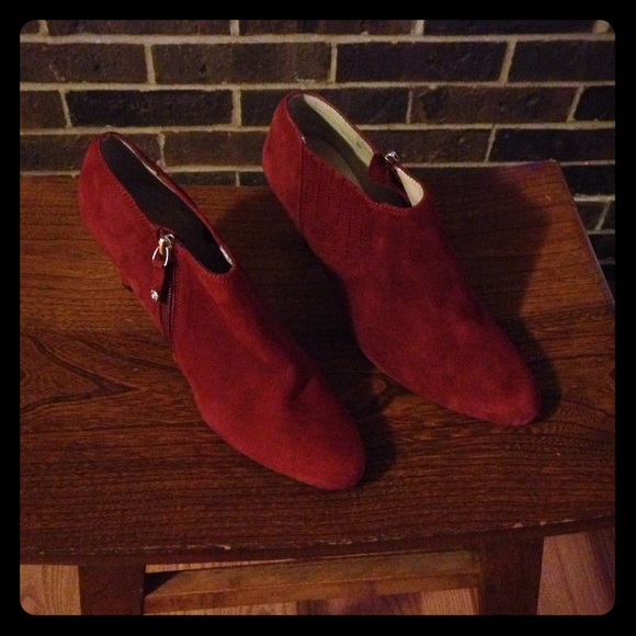 ELLEN TRACY suede burgundy low heel zip up shoe!💋