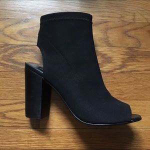 Ankle boots with cutout