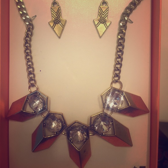 Necklace & earring set