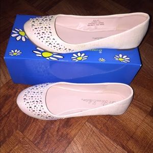 BRAND NEW Elegant Flats