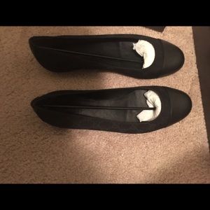 Authentic Gucci ballet flats, new in box.