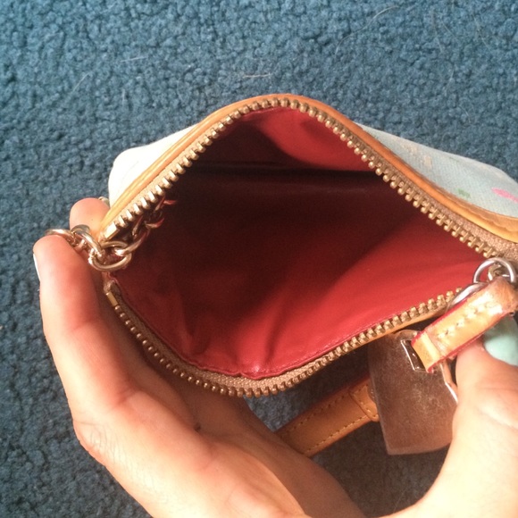 Dooney & Bourke wristlet! Fits an iPhone! - Picture 2 of 2