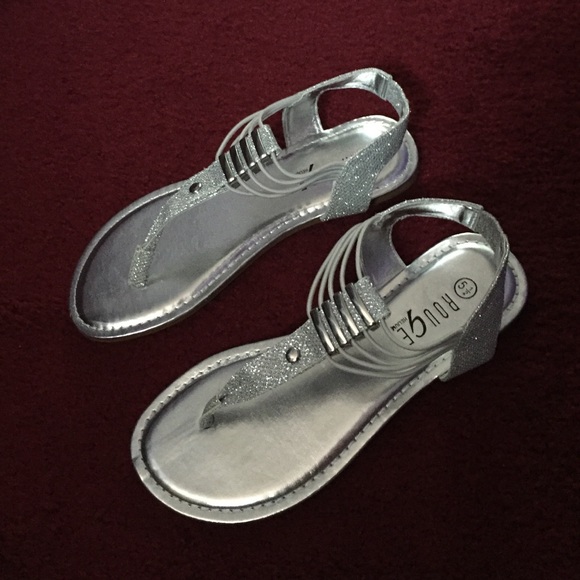 Brand new sandals - Picture 2 of 3