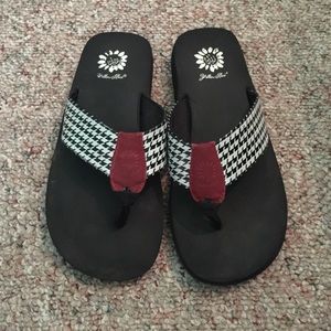 Yellowbox houndstooth flip flops size 7