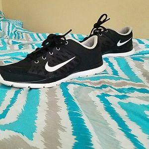 Black nike running shoes