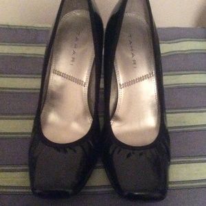 Tahari Navy pumps sz7
