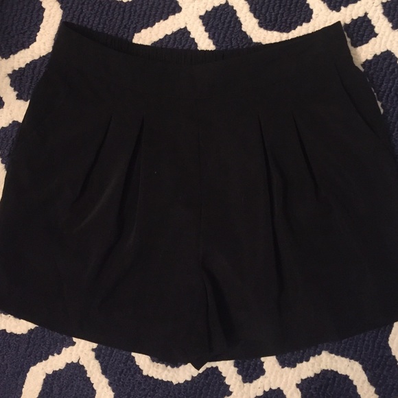 Slip on black shorts w/ pockets