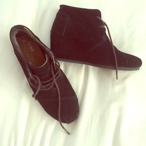 toms suede wedged