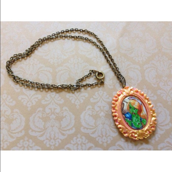 Zombie Alice In Wonderland Necklace - Picture 3 of 3