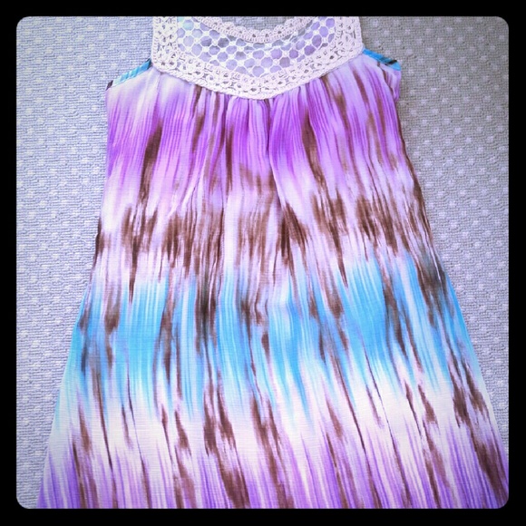 Small polyester top with beautiful crochet front - Picture 1 of 2