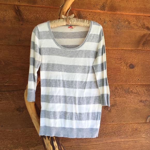 Gray striped quarter sleeve shirt