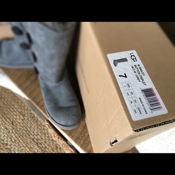 💙SOLD💙 UGG Bailey button boot - Picture 2 of 3