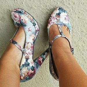 Grey floral satin round toe Tstrap heel sz 8