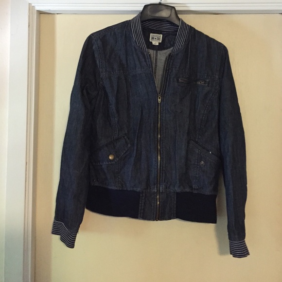 Cool converse jacket! Lt fabric that looks Lk Jean